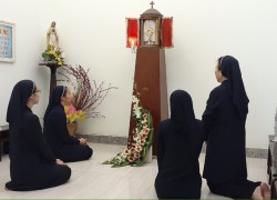 Các nữ tu Khiết Tâm Đức Mẹ cầu nguyện trước Thánh Thể