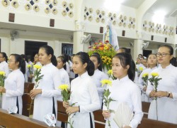 Hội Dòng Khiết Tâm Đức Mẹ Bình Cang rước kiệu và dâng hoa tôn vinh Đức Maria