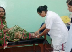 Nữ tu dòng Đức Bà Truyền giáo ở Ấn độ chữa trị người bị rắn cắn. | Photo courtesy of the Sisters of Our Lady of Missions