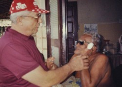 Cha Giovanni Mometti đã đến truyền giáo ở vùng Amazzonia từ năm 1956, khi chỉ mới 20 tuổi  Cha đã ở giữa những người bệnh phong cùi suốt 40 năm
