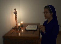 Chị nữ tu âm thầm cầu nguyện cho dịch bệnh chấm dứt