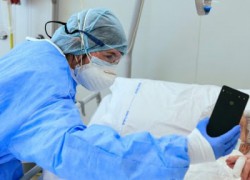 Nhân viên y tế chăm sóc bệnh nhận ở Bergamo  (AFP or licensors)