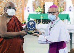 Hòa thượng Ashin Nyanissara với Đức Tổng Giám mục Tin Win