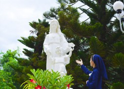 Chị nữ tu Khiết Tâm ngắm nhìn Mẹ Maria