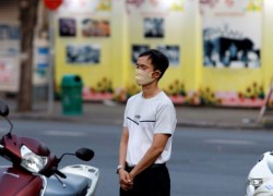 Một bạn trẻ cầu nguyện trước nhà thờ đóng cửa tại Sài Gòn trong đại dịch 8 4 2020