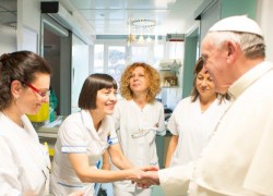 Đức Thánh Cha trong một buổi gặp gỡ các nhân viên y tế