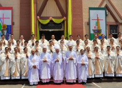 Thánh lễ truyền chức linh mục cho 39 phó tế của giáo phận Xuân Lộc
