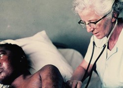 Bác sĩ Wanda Blenska chăm sóc bệnh nhân phong tại Uganda