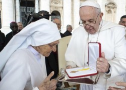 Một nữ tu được Đức Thánh Cha tặng huy chương Pro Ecclesia et Pontifice  (ANSA)