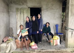 Chị em Khiết Tâm Đức Mẹ tặng quà Giáng Sinh cho người nghèo tại xã Sơn Thái – Khánh Vĩnh