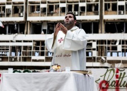 Linh mục dâng Thánh lễ tại đống đổ nát ở Beirut  (AFP or licensors)