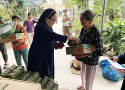 Sơ Thanh Tâm trao quà Tết cho bà con tại Đồng Dài