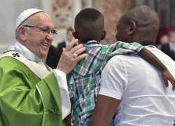 Sau thánh Lễ với người di cư (2018)  (Vatican Media)
