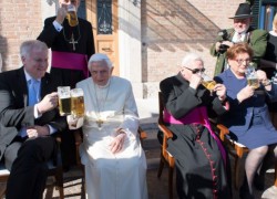 Đức nguyên Giáo hoàng Biển Đức mừng sinh nhật 90 với Đức ông bào huynh và những người thân