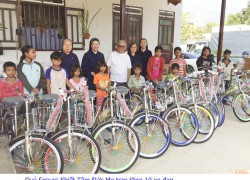 Nhật Ký trao tặng 40 chiếc xe đạp và 200 phần quà Phục Sinh cho bà con sắc tộc