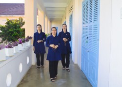 Các nữ tu Khiết Tâm Đức Mẹ trên hành lang Tu Viện