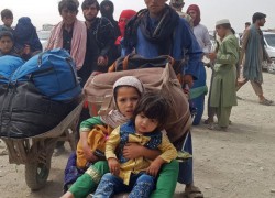 Người dân Afghanistan từ Pakistan trở về nước sau khi Taliban chiếm Afghanistan  (AFP or licensors)