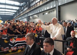 ĐTC Phanxicô và các công nhân  (Vatican Media)