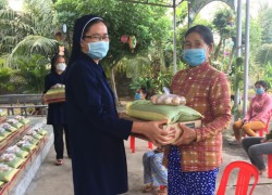 Sơ Khiết Tâm trao quà cho bà con tại Lagi - Hàm Tân