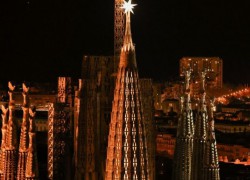 Thắp sáng ngôi sao trên tháp Đức Mẹ