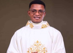 Cha Idris Mustapha, một thiếu niên Hồi giáo Nigeria trở thành linh mục