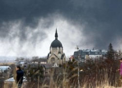 Một nhà thờ ở thành phố Lviv, Ucraina, dưới vòm khói của bom đạn  (AFP or licensors)