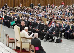 ĐTC tiếp Cộng đoàn Mục vụ Đức Mẹ Nước Mắt   (Vatican Media)