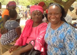 Sơ Anne Falola trong một trại tị nạn ở Abuja, Nigeria, vào năm 2016