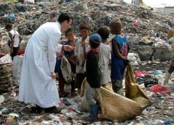 Cha Matthieu Dauchez, thiên thần đường phố của trẻ em nghèo ở Philippines