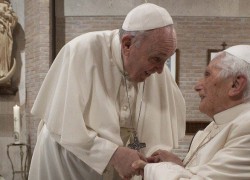 ĐTC Phanxicô thăm Đức nguyên Giáo hoàng Biển Đức XVI (28 11 2020)  (Vatican Media)