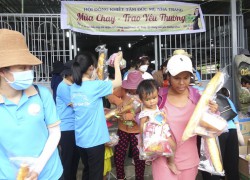 Ban Bác Ái Hội dòng Khiết Tâm Đức Mẹ chia sẻ Quà Mùa Chay đến bà con giáo xứ Lương Giang, Gp Nha Trang