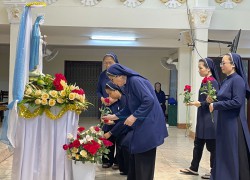 Các nữ tu Hội dòng Khiết Tâm Đức Mẹ dâng hoa lên Đức Mẹ