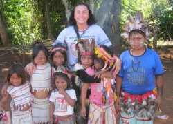 Joana Aparecida Ortiz với các trẻ em từ cộng đồng bản địa Guaivyry, ở Mato Grosso do Sul, Brazil  (archivio di suor Joana Ortiz)