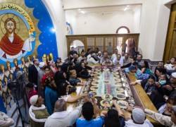 Người thân quy tụ xung quanh chân dung của 20 tín hữu Chính Thống Coptic người Ả Rập đã bị chiến binh Nhà nước Hồi giáo chặt đầu trên bãi biển ở Libya vào năm 2015   (AFP or licensors)