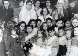 Nữ tu Elisabetta mừng lễ Giáng Sinh năm 1944 với những người Do Thái trú ẩn tại nhà dòng của các nữ tu