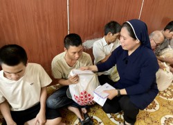 Các nữ tu thuộc Hội dòng Khiết Tâm Đức Mẹ Nha Trang tặng quà cho bà con khiếm thị