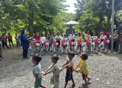 Hội dòng Khiết Tâm Đức Mẹ: Trao tặng 40 xe đạp cho học sinh đồng bào đầu năm học 2023-2024