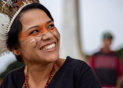 Một phụ nữ bản địa Amazon  (@Cimi)