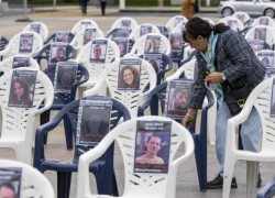 Những chiếc ghế có chân dung các con tin Israel bị Hamas bắt cóc được trưng bày tại Liên trụ sở Liên Hợp quốc ở Genève  (ANSA)