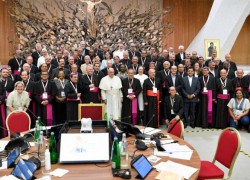 Báo cáo tổng hợp của Thượng Hội Đồng ca ngợi một Giáo Hội mở ra cho mọi người và gần gũi với một thế giới bị tổn thương