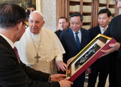 Đức Tổng Giám mục Gallagher trao đổi về cuộc gặp gỡ của Đức Thánh Cha với phái đoàn Việt Nam