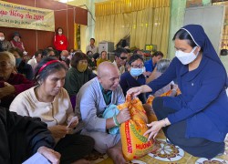 Chị em Hội dòng Khiết Tâm Đức Mẹ trao tặng Quà Mùa Chay 2024 cho người nghèo
