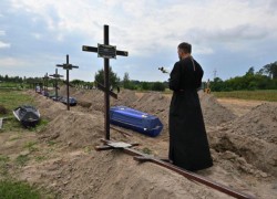 Linh mục Chính thống Ucraina cầu nguyện cho nạn nhân chiến tranh  (AFP or licensors)