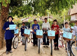 Sơ Maria Thiên Phúc trao tặng xe đạp cho học sinh Ba Na