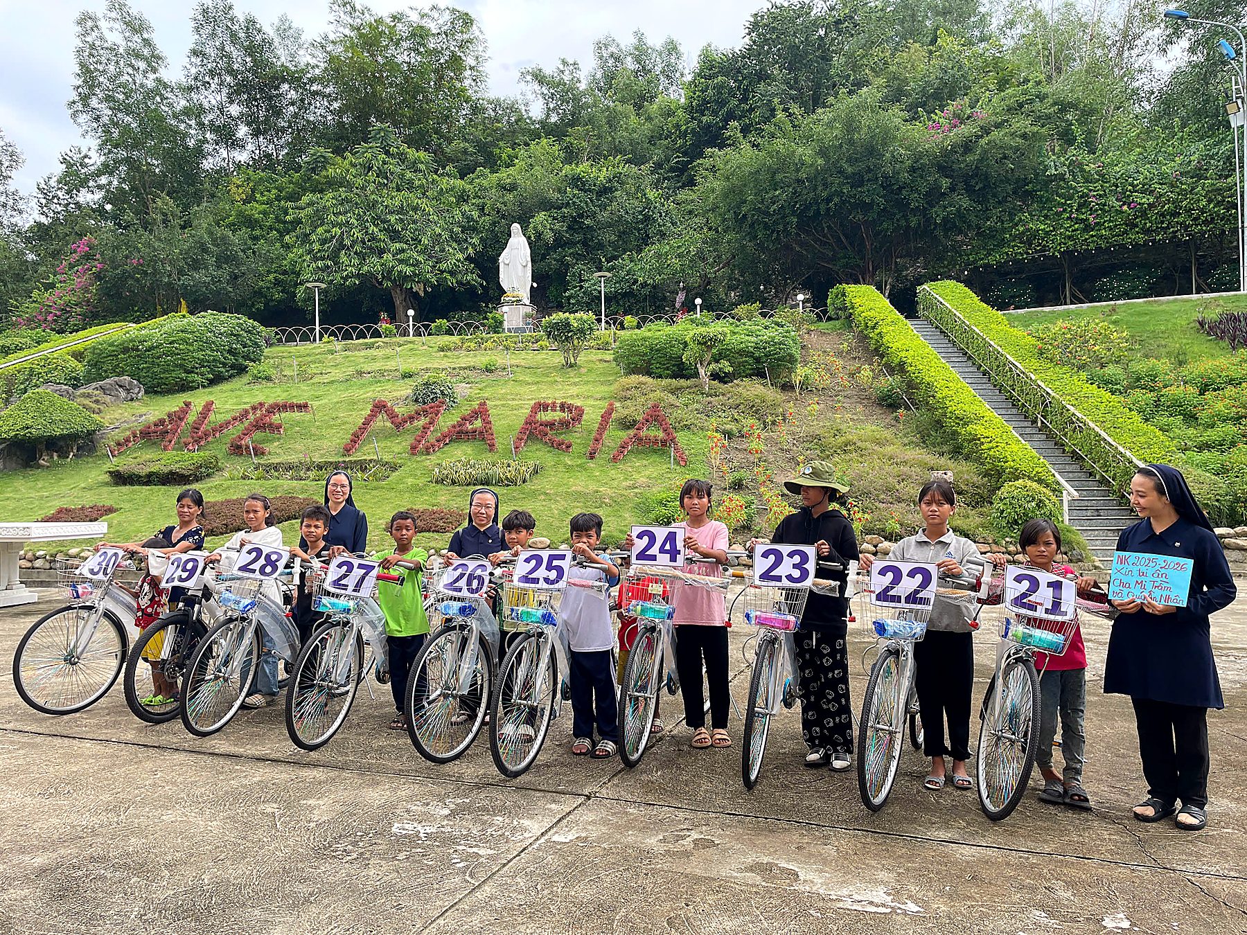 dong khiet tam duc me - xe dap (2)