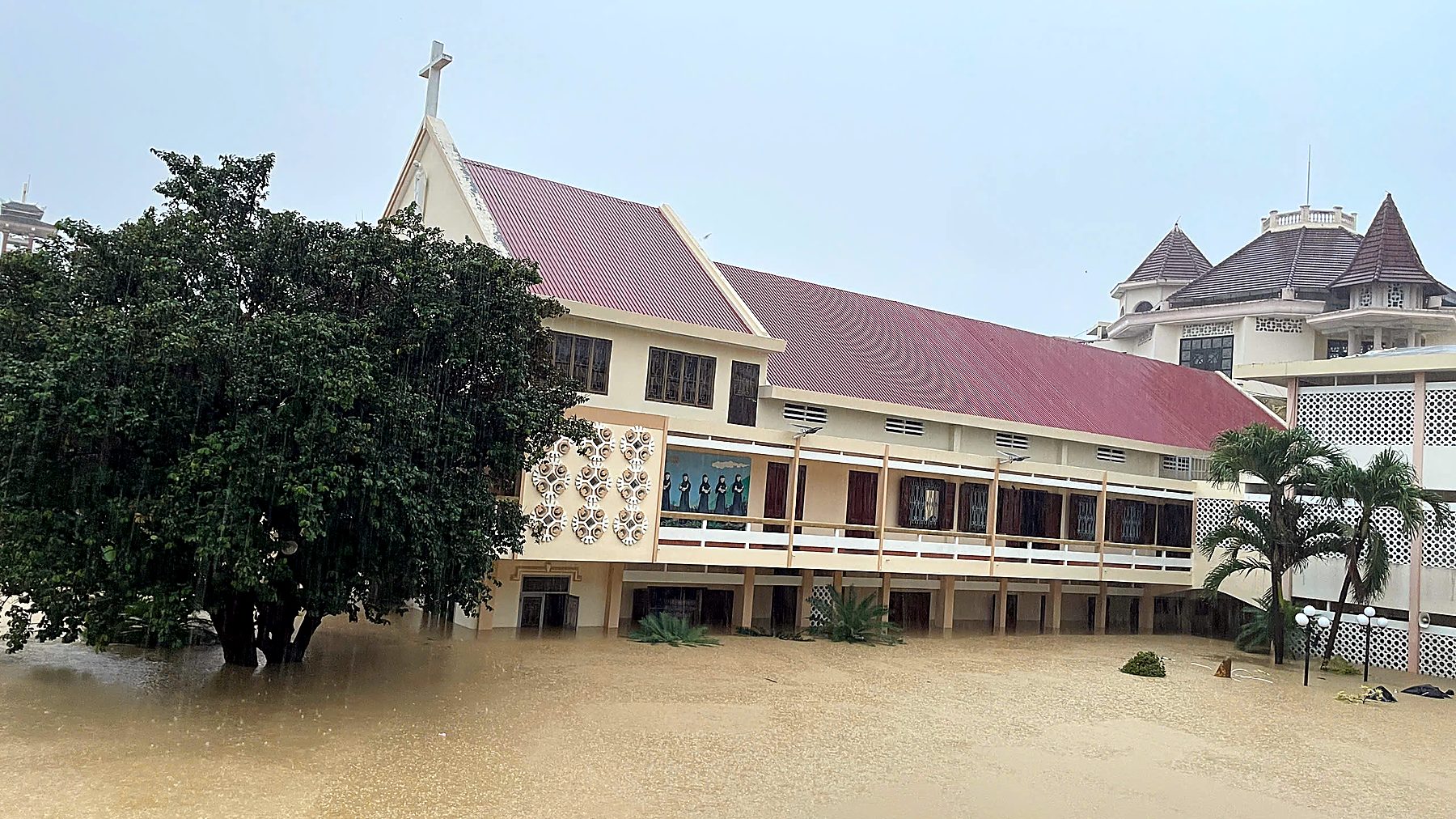 Hội Dòng Khiết Tâm Đức Mẹ Nha Trang Cùng Thắp Lên Hy Vọng Cho Bà Con Vùng Lũ
