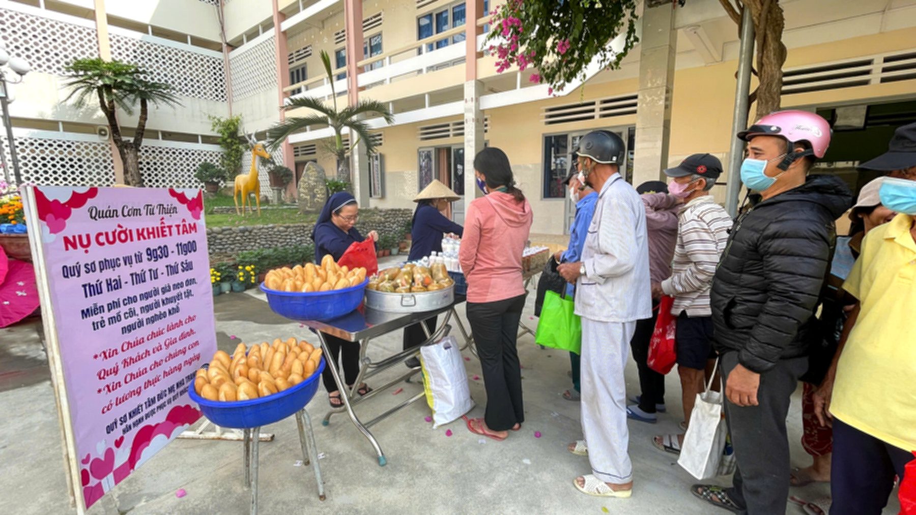 quan cơm nu cuoi khiet tam 1