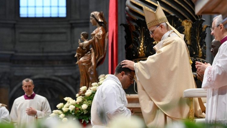 Đức Lêô XIV mời gọi các tân linh mục trở thành kênh chuyển tải sự sống