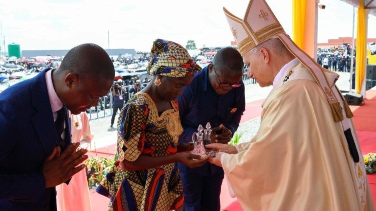 Ngày thứ tám tại châu Phi: Đức Lêô XIV thăm người cao tuổi và các tín hữu tại Saurimo