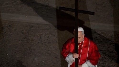 Đức Lêô XIV vác Thánh giá tại Đấu trường Colosseum ở Rôma